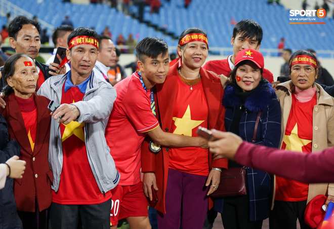 Phan Văn Đức: Từ cậu bé nhà nghèo đá bóng với mức lương khởi điểm 700.000 đồng/tháng đến chân sút tỏa sáng tại AFF Cup