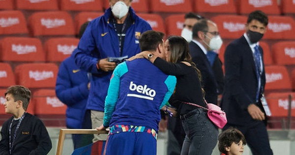 Messi tình tứ ‘khóa môi’ vợ trong ngày ăn mừng hoàn tất cú đúp vĩ đại nhất Barcelona