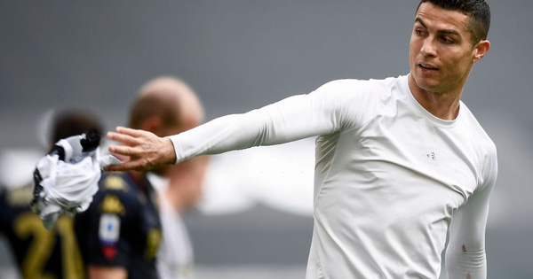 Ronaldo bỏ lỡ cơ hội khó tin, gây tranh cãi khi ném phăng áo đấu của Juventus