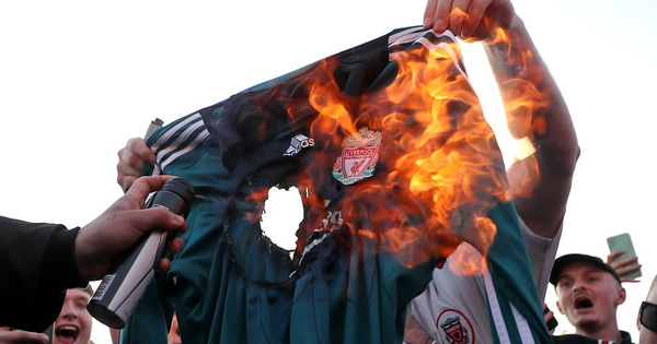Liverpool bị đối thủ ‘cà khịa’ thẳng mặt vì gia nhập Super League, fan đốt áo khiến HLV Klopp giận tím người