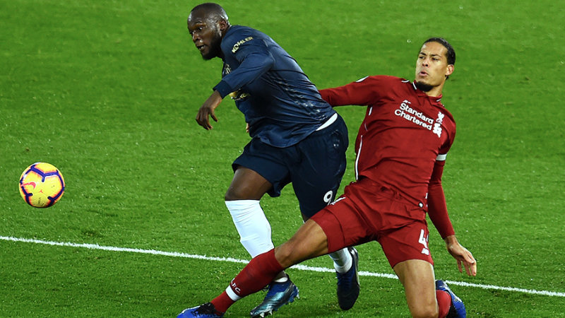 Chạm trán Chelsea, huyền thoại Liverpool đưa Van Dijk ra “hù dọa” Lukaku
