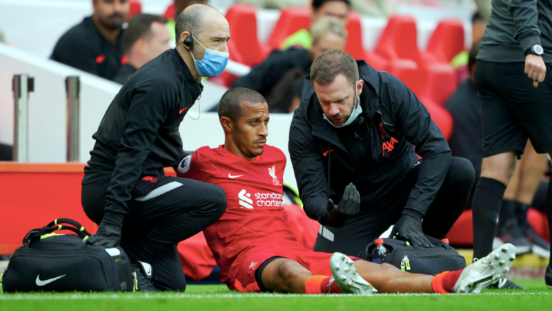 Liverpool nhận “tin không vui” về tình hình của Thiago