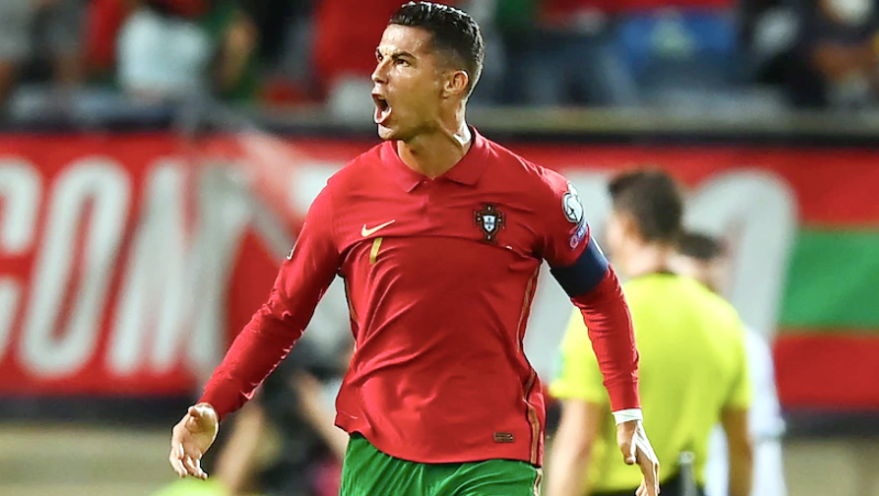 Ronaldo phá kỷ lục ghi bàn của huyền thoại Ali Daei