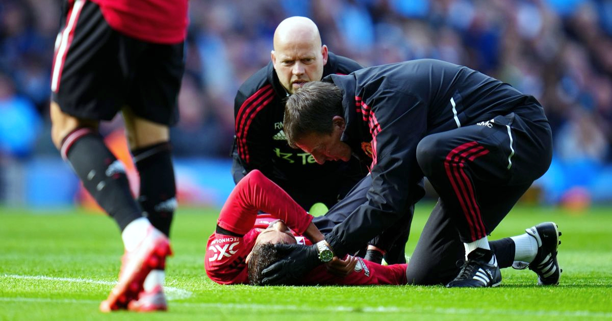 Đã rõ về vấn đề chấn thương của Varane sau trận đấu với Man City