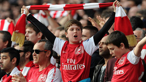 Fan Arsenal kêu gọi FA trừng phạt trọng tài Jonathan Moss